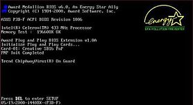 Uma tela de inicialização mostrando o BIOS. (Observe a informação abaixo: 'press DEL for setup'.) 